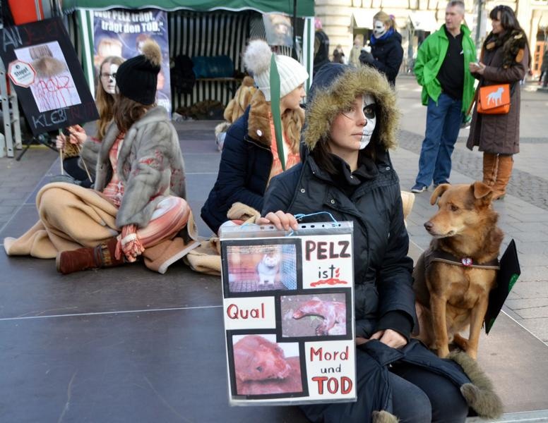 Anti-Pelz-Demo der Tierrechtsorganisation CAFT vor der Filiale von